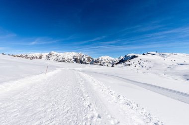 Malga San Giorgio kayak merkezi kışın Lessinia Platosu 'nda ve Carega Dağı' nda küçük Dolomitler olarak da bilinir. Bosco Chiesanuova belediyesi, Verona ili, Veneto, İtalya, Avrupa.