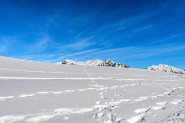 Lessinia Plateau (Altopiano della Lessinia) ve Monte Carega 'nın dağ silsilesi, kışın karla kaplı Küçük Dolomitler olarak adlandırılır. Malga San Giorgio, Veneto ve Trentino Alto Adige, İtalya, Avrupa.