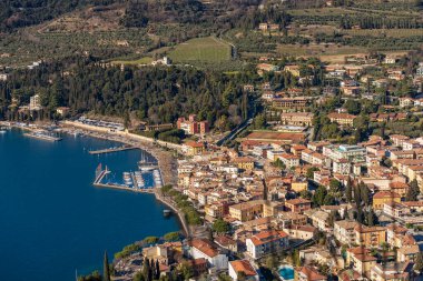 Küçük Garda Kasabası 'nın havadan görünüşü, Garda Gölü kıyısındaki turizm beldesi, göle bakan küçük bir tepe olan Rocca di Garda manzarası. Verona ili, Veneto, İtalya, Avrupa.