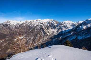 Karla kaplı Monte Carega 'nın kış aylarında Altopiano della Lessinia' dan Küçük Dolomiti (Piccole Dolomiti) olarak da adlandırılır. Veneto ve Trentino Alto Adige, İtalya, Avrupa.
