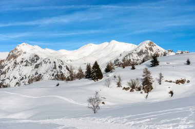 Lessinia Platosu 'nun (Altopiano della Lessinia) ve Carega Dağı' nın (Monte Carega) karlı kış manzaraları Küçük Dolomitler olarak da bilinir. Veneto ve Trentino Alto Adige, İtalya, Avrupa