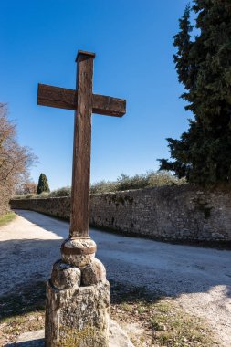 Kırsal bir bölgede taş ve ahşaptan yapılmış antik Hıristiyan Haçı. Garda Kasabası, Verona Eyaleti, Veneto, İtalya, Avrupa.