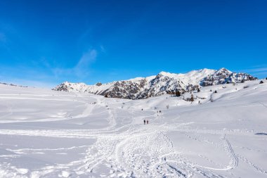 Malga San Giorgio kayak merkezi. Lessinia Yüksek Platosu (Altopiano della Lessinia) kışın karlı ve Carega Dağı 'nda (küçük Dolomitler) bulunur. Bosco Chiesanuova, Verona ili, Veneto, İtalya, Avrupa.