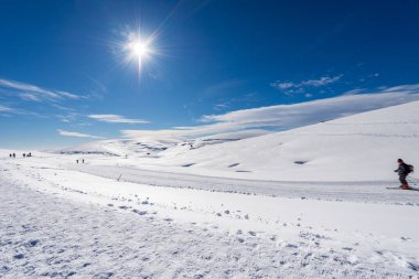 Lessinia Plato (Altopiano della Lessinia) ve Tomb Mountain (Monte Tomba) 'da kış sporları. Verona Bölgesel Doğal Parkı, Malga San Giorgio kayak merkezi, Veneto, İtalya, Avrupa.