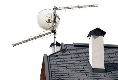 Televizyon Havacılığı ve Uydu Çanağı bir evin çatısında. Beyaz arka planda izole edilmiş. Fotoğraf:.