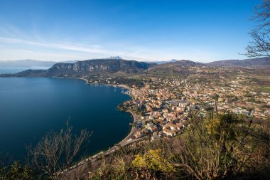 Küçük Garda Kasabası 'nın havadan görünüşü, Garda Gölü kıyısındaki turizm beldesi, göle bakan küçük bir tepe olan Rocca di Garda manzarası. Verona ili, Veneto, İtalya, Avrupa.