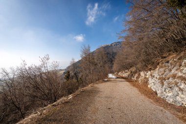 Lessinia Platosu 'nda (Altopiano della Lessinia) Corno d' Aquilio Dağı zirvesi, Bölgesel Doğal Park, Sant 'Anna d' Alfaedo Köyü, Verona ili, Veneto, İtalya, Avrupa.