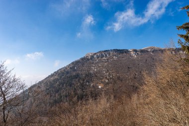 Lessinia Platosu 'nda (Altopiano della Lessinia) Corno d' Aquilio Dağı zirvesi, Bölgesel Doğal Park, Sant 'Anna d' Alfaedo Köyü, Verona ili, Veneto, İtalya, Avrupa.