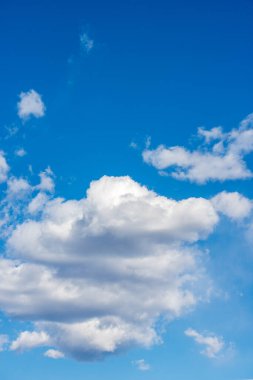 Beyaz kümülüs bulutlu güzel mavi gökyüzü (kümülonimbus), tam kare, fotoğrafçılık.