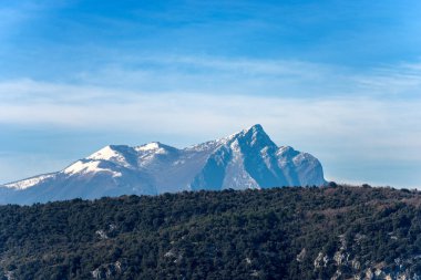Kışın Monte Pizzocolo Dağı tepesi karla kaplı, Napolyon 'un burnu ya da başı olarak da bilinir, çünkü profili ünlü imparatorunkine benzer. Garda Gölü kıyıları, Lombardiya, İtalya.