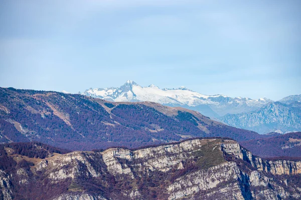 Lessinia Platosu 'ndan (Altopiano della Lessinia) Adamello Dağı ve Baldo Dağı' nın zirvesi (Monte Baldo Dağı). Veneto ve Trentino Alto Adige, İtalya, Avrupa.