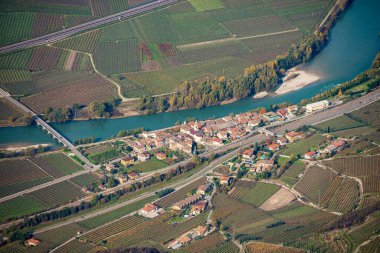 Borghetto all 'Adige, Avio Belediyesi, Trentino Alto Adige, İtalya, Avrupa' nın Trentino Alto Adige köyü ile Corno d 'Aquilio Dağı zirvesinden Adige veya Vallagarina' nın hava manzarası.