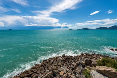 La Spezia Körfezi 'nde güzel bir deniz manzarası var. Fırtına bulutları ufukta, Lerici Belediyesi, La Spezia Bölgesi, Liguria, İtalya, Avrupa' nın antik Tellaro köyü önünde..