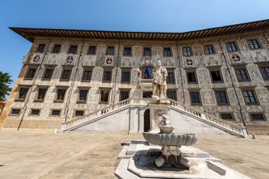 Palazzo della Carovana veya dei Cavalieri. Antik saray, Scuola Normale Superiore di Pisa, Piazza dei Cavalieri (Şövalyeler Meydanı), Toskana, İtalya, Avrupa.