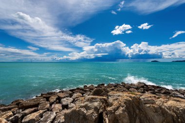 La Spezia Körfezi 'nde, Lerici Belediyesi, La Spezia ili, Liguria, İtalya ve Avrupa' nın antik Tellaro köyünün önünde, ufukta fırtına bulutları beliren güzel yeşil deniz manzarası..