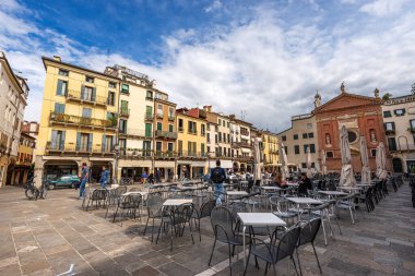 PADOVA, ITALY - SEPT 27, 2020: Piazza dei Signori (lordların karesi) veya della Signoria, şehir merkezindeki kasaba meydanı, sağ taraftaki San Clemente Kilisesi (XI-XVII..