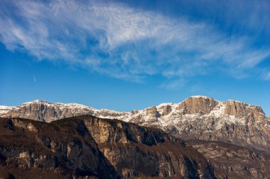 Meteoroloji istasyonunun antenleri, Trento şehri, Adige Vadisi, Trentino Alto Adige, İtalya ve Avrupa 'dan görülen Roda zirvesi (2125 metre) ile kışın Paganella dağlarının karlı sıradağları. 