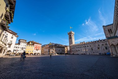 Trento şehir merkezindeki Katedral Meydanı (Piazza del Duomo), Neptün çeşmesi, Civic kulesi, Praetorian Sarayı ve freskî evler Cazuffi Rella ile. Trentino Alto Adige, İtalya, Avrupa.