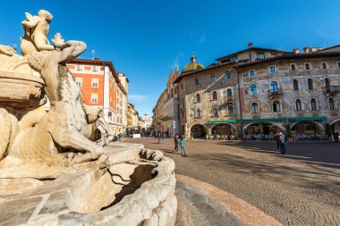 TRENTO, ITALY - 8 Mart 2020: Trento şehir merkezindeki (Piazza del Duomo) Katedral Meydanı, Neptün Çeşmesi ve freskli evler Cazuffi Rella. Trentino Alto Adige, İtalya, Avrupa.