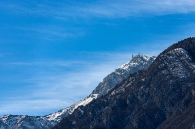 Trento kenti, Adige Vadisi, Trentino Alto Adige, İtalya, Avrupa 'dan görülen telekomünikasyon antenleriyle Monte Bondone' nin karlı dağ sıraları (2180 m).