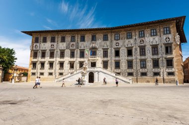 PISA, İtalya 29 Temmuz 2020 Palazzo della Carovana. Antik saray, üniversite binası (Scuola Normale Superiore di Pisa), Piazza dei Cavalieri (Şövalyeler Meydanı), Toskana, İtalya, Avrupa