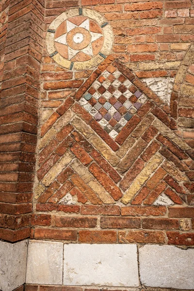 Detailní Záběr Starobylou Cihlovou Zeď Baziliky Santo Stefano Také Nazývá — Stock fotografie