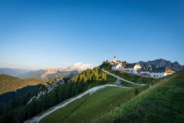 Small Ancient Village Lussari Monte Santo Lussari 1790 Peak Mangart — Stock Photo, Image