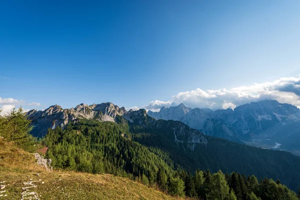 Juliaanse Alpen Vanaf Monte Santo Lussari Met Cima Del Cacciatore — Stockfoto