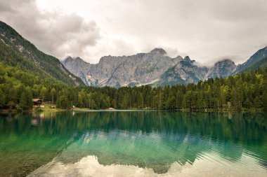Küçük Fusine Gölü (Lago Inferiore di Fusine) ve Mount of Mangart, Julian Alps, Tarvisio, Udine, Friuli Venezia Giulia, İtalya, Avrupa.