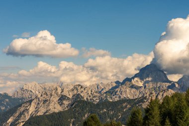 Dağ sırası ve Mangart Dağı 'nın zirvesi (2677 m.) Lussari, Julian Alps, Tarvisio, Udine, Friuli Venezia Giulia, İtalya, Avrupa.