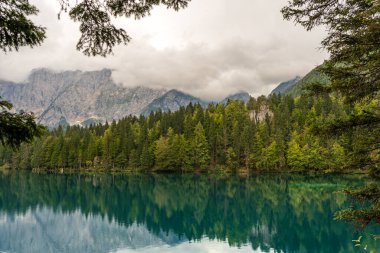 Küçük Fusine Gölü (Lago Inferiore di Fusine) ve Mount of Mangart, Julian Alps, Tarvisio, Udine, Friuli Venezia Giulia, İtalya, Avrupa.