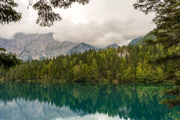 Pequeño Lago Fusine Lago Inferiore Fusine Cordillera Del Monte Mangart — Foto de Stock