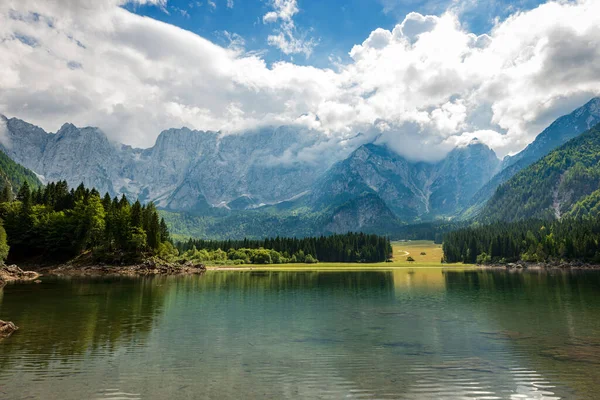 Pequeño Lago Fusine Lago Superiore Fusine Cordillera Del Monte Mangart — Foto de Stock