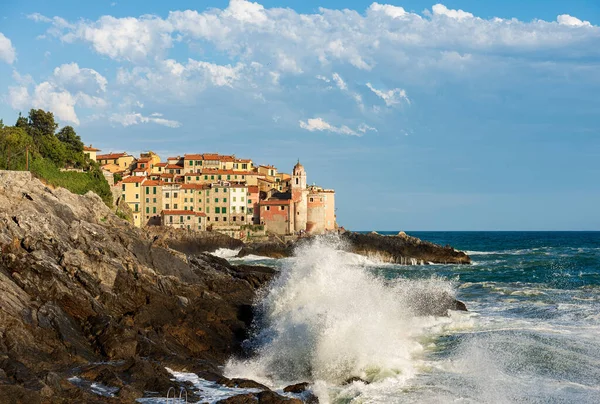 Piccolo Antico Villaggio Del Tellaro Con Mare Mosso Comune Lerici — Foto Stock