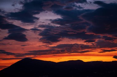 La Spezia Körfezi 'nde küçük Tellaro köyünün tepe manzarasının üzerinde güzel bir günbatımı. Porto Venere ya da Portovenere kasabası. Liguria, İtalya, Avrupa.