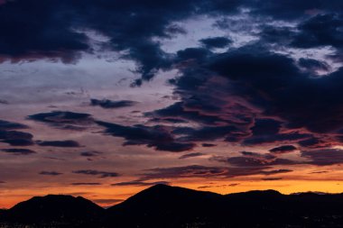 La Spezia Körfezi 'nde küçük Tellaro köyünün tepe manzarasının üzerinde güzel bir günbatımı. Porto Venere ya da Portovenere kasabası. Liguria, İtalya, Avrupa.