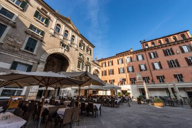 Verona, Piazza dei Signori aynı zamanda Piazza Dante olarak da bilinir. Şehrin tarihi merkezinde restoranları ve barları olan bir meydan. UNESCO dünya mirası sahası, Veneto, İtalya, Avrupa.