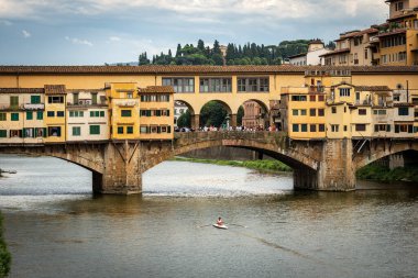Ortaçağ Ponte Vecchio (Eski Köprü) ve Arno Nehri, Floransa şehir merkezi, UNESCO dünya mirası sahası, Toskana İtalya, Avrupa.