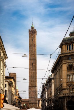 Asinelli ve Garisenda Kuleleri (Torri 1109-1119), Santi Bartolomeo e Gaetano Bazilikası (1516), Piazza di Porta Ravegnana, Emilia-Romagna, İtalya, Avrupa.