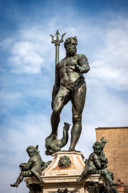 Neptün Çeşmesi 'nin (1566) yakınında, Piazza del Nettuno, Bologna şehir merkezinde, Emilia-Romagna, İtalya, Avrupa. Sanatçı Giambologna (1529-1608).