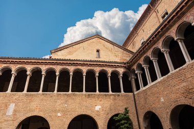 Santo Stefano Bazilikası Manastırı. Eski Hıristiyan, Romen ve Gotik tarzında Yedi Kilise olarak da bilinir. Bologna, Emilia-Romagna, İtalya, Avrupa.