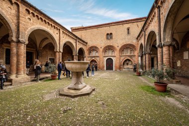 BOLOGNA, EMILIA-ROMAGNA, ITALY, - 23 Şubat 2020: Bologna, Santo Stefano Bazilikası ayrıca Yedi Kilise, Sepulcher Bazilikası ve sütunları ve tuğla duvarları olan manastır olarak da bilinir. İtalya, Avrupa