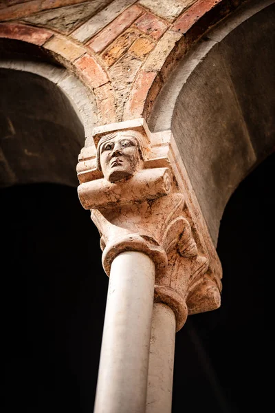 Древние Колонны Столицами Форме Человеческой Головы Монастырь Базилики Санто Стефано — стоковое фото