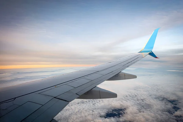 Commercial Airplane While Flying Clouds Sunset Looking Plane Window — Stock Photo, Image