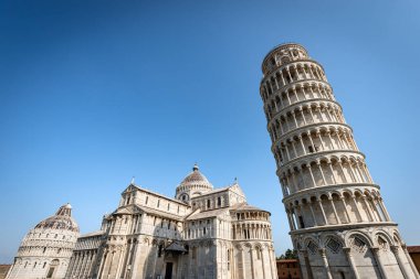 Pisa, Piazza dei Miracoli (Mucizeler Meydanı), Eğik Kule, Katedral (Santa Maria Assunta Duomo) ve Baptistery (Battistero di San Giovanni). UNESCO miras sitesi, Toskana, İtalya.