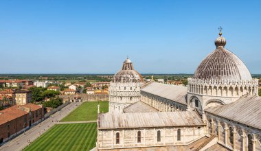 Pisa Katedrali (Duomo di Santa Maria Assunta) ve Saint John Vaftizhanesi, Piazza dei Miracoli 'den (Mucizeler Meydanı) manzara. UNESCO miras sitesi, Toskana, İtalya, Avrupa.