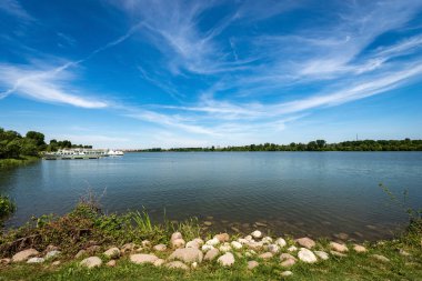 Baharda Mantua Gölü (Lago di Mezzo) veya Mincio Nehri 'ne demir atmış feribotlar. Mantova, Lombardiya, İtalya, Güney Avrupa. 