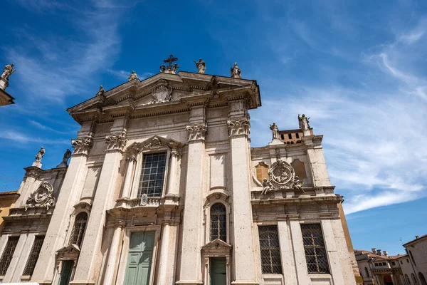 圣彼得主教座堂 Duomo San Pietro Apostolo 的主立面 风格为风格风格 十四世纪至1761年 位于意大利伦巴第市Mantua市中心的Piazza Sordello — 图库照片