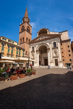 MANTUA, ITALY - 9 Mayıs 2021: Rönesans, Barok ve Gotik stilde (1472-1732) Sant 'Andrea Bazilikası ve Katedrali, Mantua, Piazza Andrea Mantegna, Lombardiya, İtalya, Avrupa.