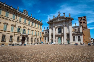 Mannerist tarzdaki Aziz Peter Katedrali (Duomo di San Pietro Apostolo) ve Mantua 'daki Piskopos Sarayı (Palazzo Bianchi) ile Sordello Meydanı (Piazza Sordello), Lombardiya, İtalya, Avrupa.